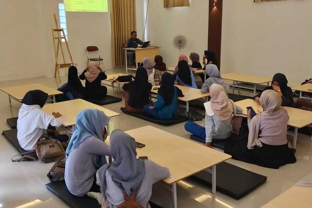 Siswa kelas XII SMK Wijayakusuma Jatilawang belajar tambahan materi TKA di hari Minggu