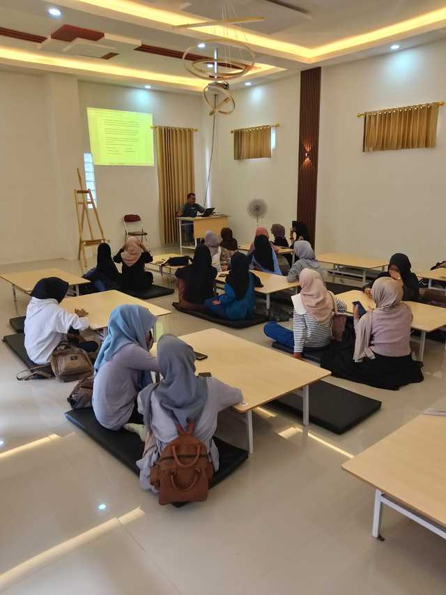 Siswa kelas XII SMK Wijayakusuma Jatilawang belajar tambahan materi TKA di hari Minggu