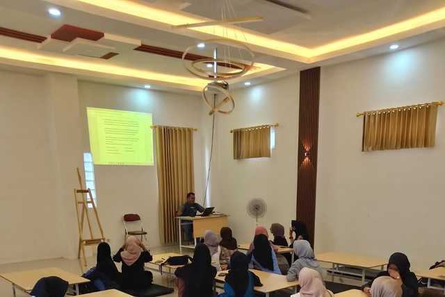 Siswa kelas XII SMK Wijayakusuma Jatilawang belajar tambahan materi TKA di hari Minggu